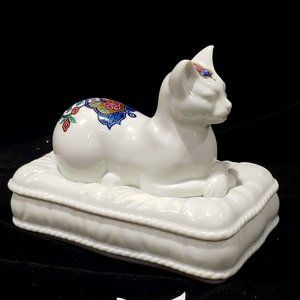 Royal Cat Seated in Pillow